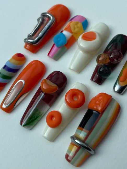 Set de press-on nails So'Claws - nail art niveau complexe, designs élaborés avec ornements et détails 3D