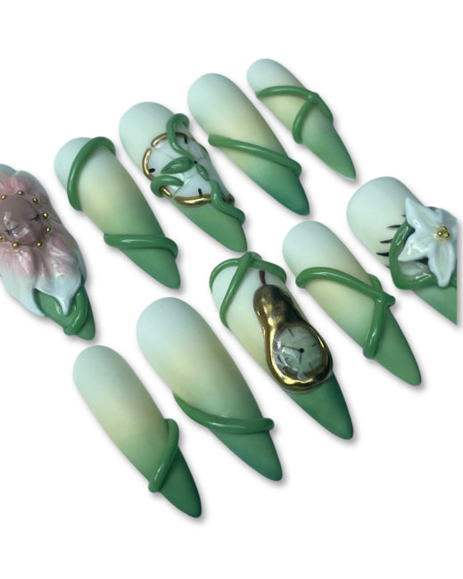 Faux ongles artisanaux Temps du vivant by So'Claws - détail ornements floraux 3D