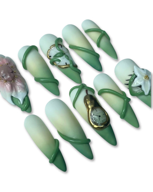 Faux ongles artisanaux Temps du vivant by So'Claws - détail ornements floraux 3D
