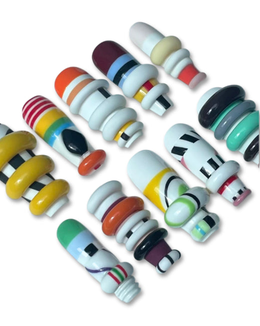 Faux ongles artisanaux Totem by So'Claws - détail formes empilées colorées